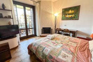 a bedroom with a bed and a flat screen tv at [10 minuti dall'aeroporto] Linate Studio Flat in Peschiera Borromeo