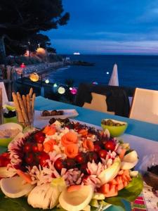 un plato de frutas y hortalizas en una mesa en PARADIS exceptionnel surplombant la MER- accès direct plage/ 8 Pers. en Carry-le-Rouet