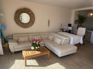 sala de estar con sofá y mesa en PARADIS exceptionnel surplombant la MER- accès direct plage/ 8 Pers. en Carry-le-Rouet