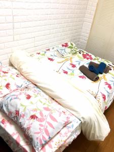 ein Bett mit zwei Laken darüber in der Unterkunft 4 minute walk to station. Direct to Shibuya and Shinjuku in 35minutes in Nishi-tsuruma