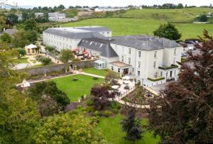 - une vue aérienne sur un grand bâtiment blanc dans l'établissement County Arms Birr, à Birr