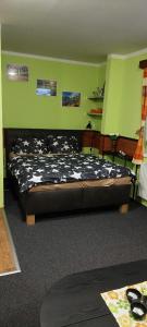 sypialnia z łóżkiem w pokoju z zielonymi ścianami w obiekcie Apartmány Karlov pod Pradědem w mieście Malá Morávka
