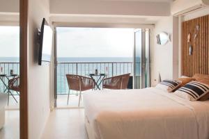 a bedroom with a large bed and a balcony at Bambu Beach Studio by BHomesCostaBrava in Platja d'Aro