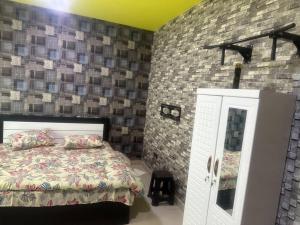 アジュマーンにあるRoyal Suite: King Comfortのレンガの壁、ベッド付きのベッドルーム1室