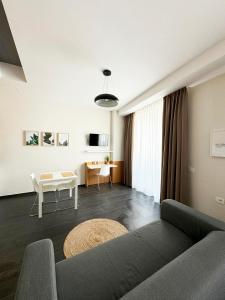 ティラナにあるMagnet Residence Condo 1 self checkinのソファとテーブルのあるリビングルーム