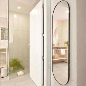 Koupelna v ubytování ChezmoiHomes PATIO de SOMBRA Urban Suites + 64 fotografií