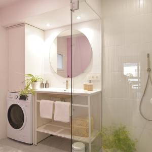 y baño con lavadora y espejo. en PATIO de SOMBRA · Urban Suites, en Granada
