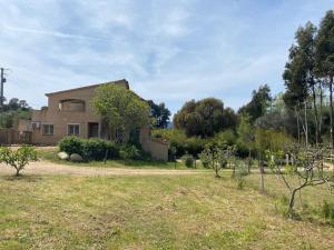 a house in a field next to a yard at Gîte Cazoletta in Casalabriva