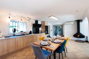 a kitchen and dining room with a table and chairs at Gîte Cerise - Maison climatisée avec piscine in Istres