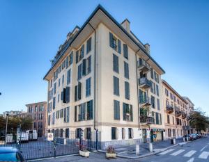 um grande edifício branco no lado de uma rua em Italianflat - Il Giardino del naviglio Terrace em Milão