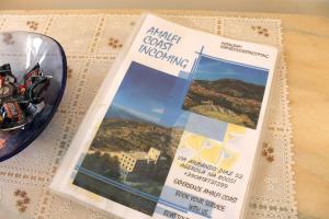 czasopismo siedzące na stole w obiekcie Casa Marinella w mieście Agerola