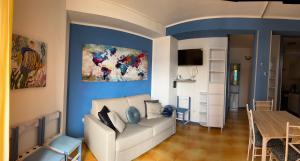 sala de estar con sofá blanco y pared azul en Casa faith, en Campionna