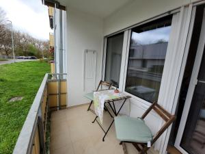 a balcony with a table and chairs and a window at Living Flat, eine Wohnung mit zwei Schlafzimmern und Balkon in Schorndorf