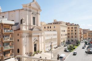 uma vista para uma rua da cidade com edifícios em Casa Vacanze Family House posizione centralissima em Civitavecchia