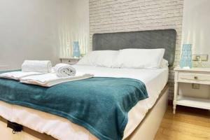 Luxury Suite Premium Heart Vigo tesisinde bir odada yatak veya yataklar