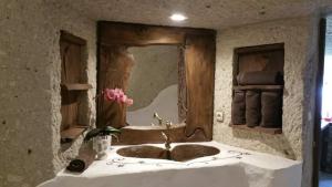a bathroom with two sinks and a large mirror at Riolit Barlangszállás Szomolya in Szomolya