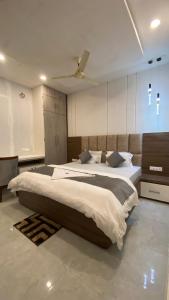 - une chambre avec un grand lit et un plafond dans l'établissement Hotel Ravi And Shashi, à Netarhāt