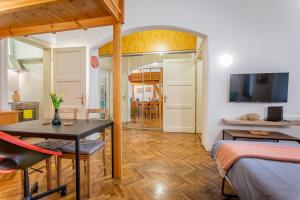 Habitación pequeña con mesa y dormitorio en Cosy Home in the heart of Budapest - Dorotea en Budapest