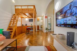 sala de estar con cama elevada y cocina en Cosy Home in the heart of Budapest - Dorotea en Budapest