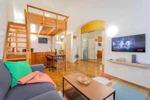 Televízia a/alebo spoločenská miestnosť v ubytovaní Dorotea - Cosy Home in the heart of Budapest