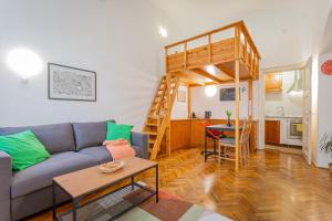 sala de estar con sofá y cama elevada en Cosy Home in the heart of Budapest - Dorotea en Budapest