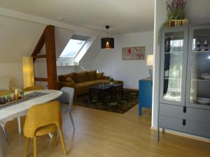 een woonkamer met een bank en een tafel bij Eifelheimat-Lorbach in Schleiden-Herhahn in Schleiden