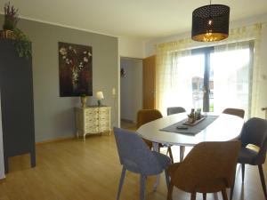 ein Wohnzimmer mit Esstisch und Stühlen in der Unterkunft Eifelheimat-Lorbach in Schleiden-Herhahn in Schleiden