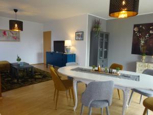 een woonkamer met een witte tafel en stoelen bij Eifelheimat-Lorbach in Schleiden-Herhahn in Schleiden