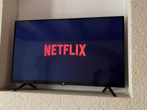 un televisor con el cartel de netflix en la pantalla en Casa Livieres en La Canea