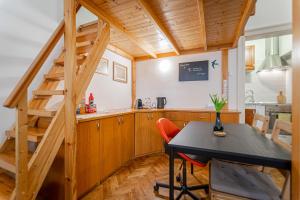 Kuchyňa alebo kuchynka v ubytovaní Dorotea - Cosy Home in the heart of Budapest