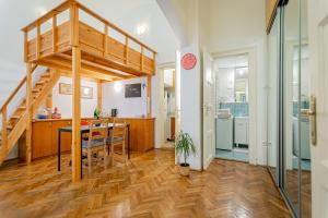 Kuchyňa alebo kuchynka v ubytovaní Dorotea - Cosy Home in the heart of Budapest