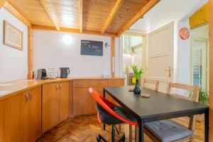 Kuchyňa alebo kuchynka v ubytovaní Dorotea - Cosy Home in the heart of Budapest