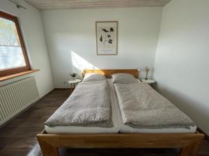 a bedroom with two beds in a room with a window at Das Ferienhaus am Feld in Gelting