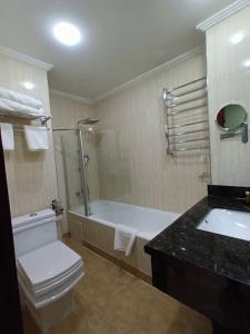 HOTEL SOLTANE في Husseïn Dey: حمام مع مرحاض ودش ومغسلة
