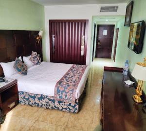 HOTEL SOLTANE في Husseïn Dey: فندق غرفه بسرير ومكتب وغرفة