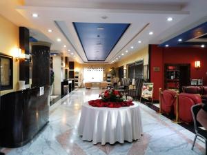 a lobby with a table with flowers on it at HOTEL SOLTANE in Husseïn Dey