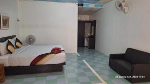 Sleep In Lanta Resort في كو لانتا: غرفة نوم بسرير واريكة