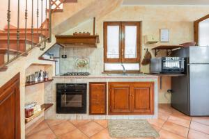 A kitchen or kitchenette at Brezza di Mare