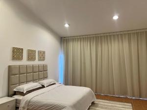 Un pat sau paturi într-o cameră la فيلا سيال ابحر درة العروس