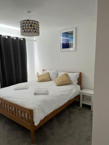 Säng eller sängar i ett rum på Carbis Bay, St Ives Cornwall entire bungalow