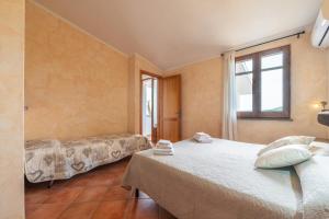 A bed or beds in a room at Brezza di Mare