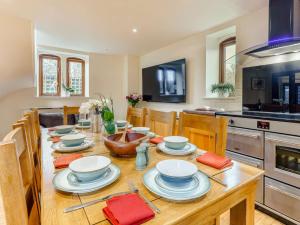 een keuken met een houten tafel met borden erop bij 4 Bed in Ashford 86647 in Ashford
