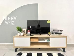 TV a/nebo společenská místnost v ubytování MRT Balcony Netizen Couple Friendly #29