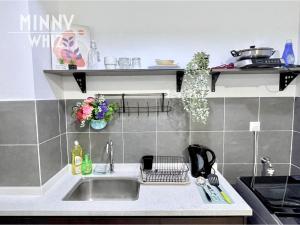 - une cuisine avec un évier et un comptoir dans l'établissement MRT Balcony Netizen Couple Friendly #29, à Cheras