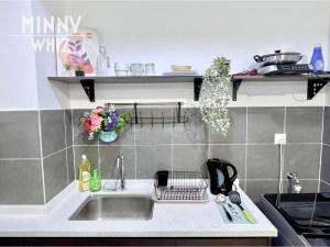 Kuchyň nebo kuchyňský kout v ubytování MRT Balcony Netizen Couple Friendly #29