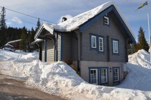 a house with a pile of snow in front of it at Stärhusvägen 6B in Sälen