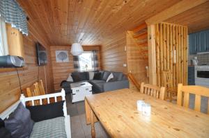 a living room with a couch and a table in a cabin at Stärhusvägen 6B in Sälen