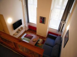 Televízia a/alebo spoločenská miestnosť v ubytovaní Dorotea - Cosy Home in the heart of Budapest