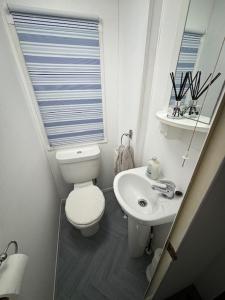 A bathroom at Summer Breeze - Family Holiday home in Camber Sands