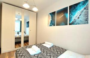 Postel nebo postele na pokoji v ubytování Apartament PrzyLesie Jantar by TriApart